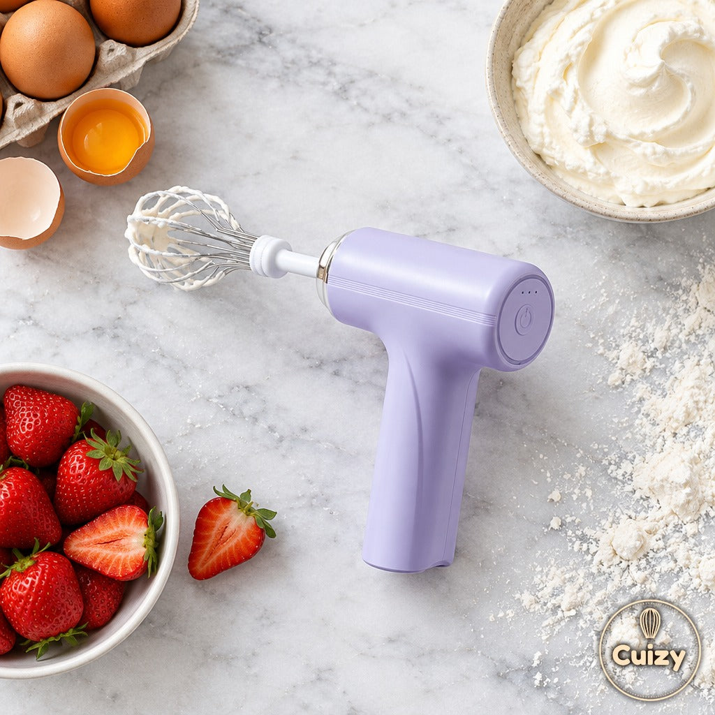 Vue du dessus du mini fouet Cuizy Whisk et des ingrédients de pâtisserie