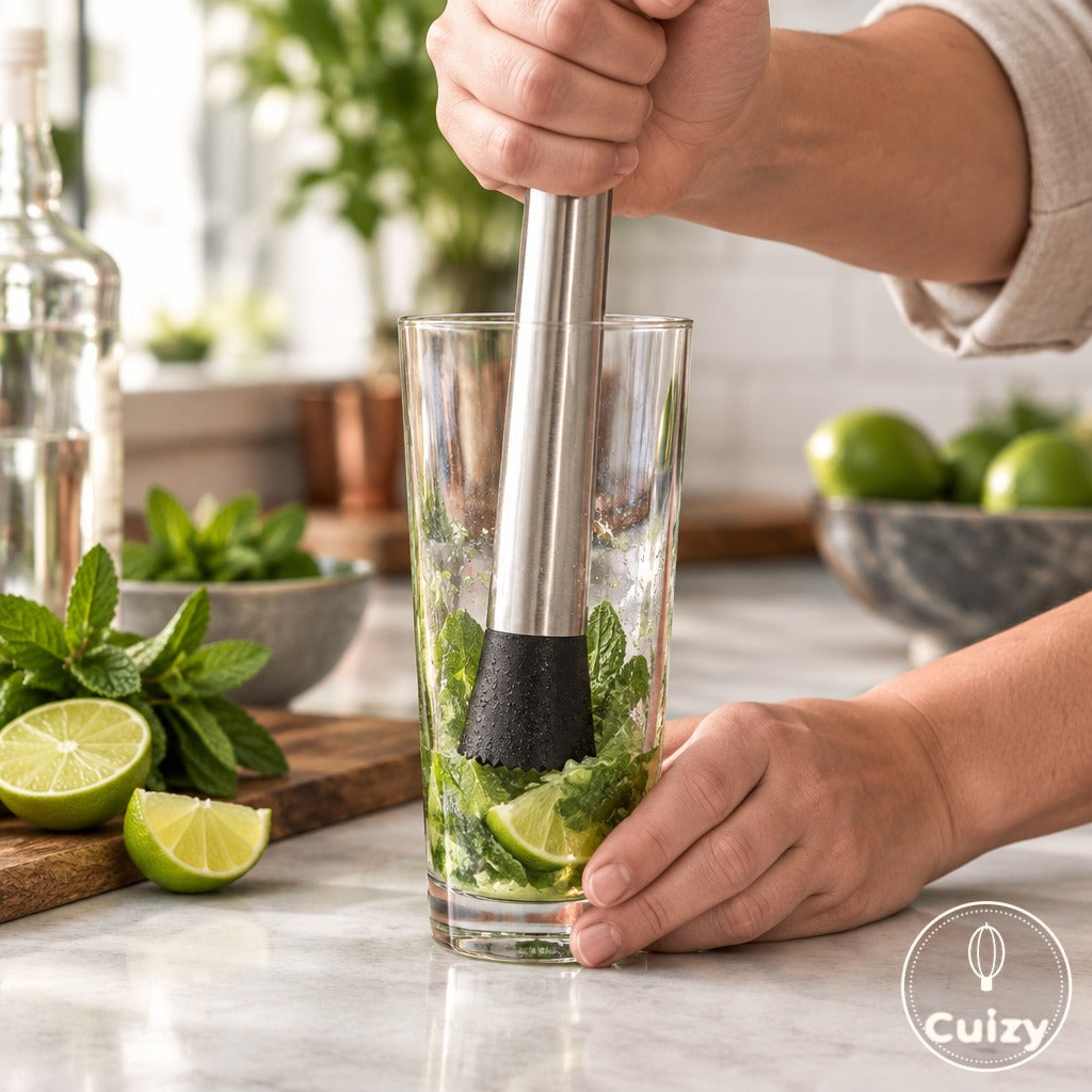 Muddler Cuizy Muddle pilant de la menthe dans un verre