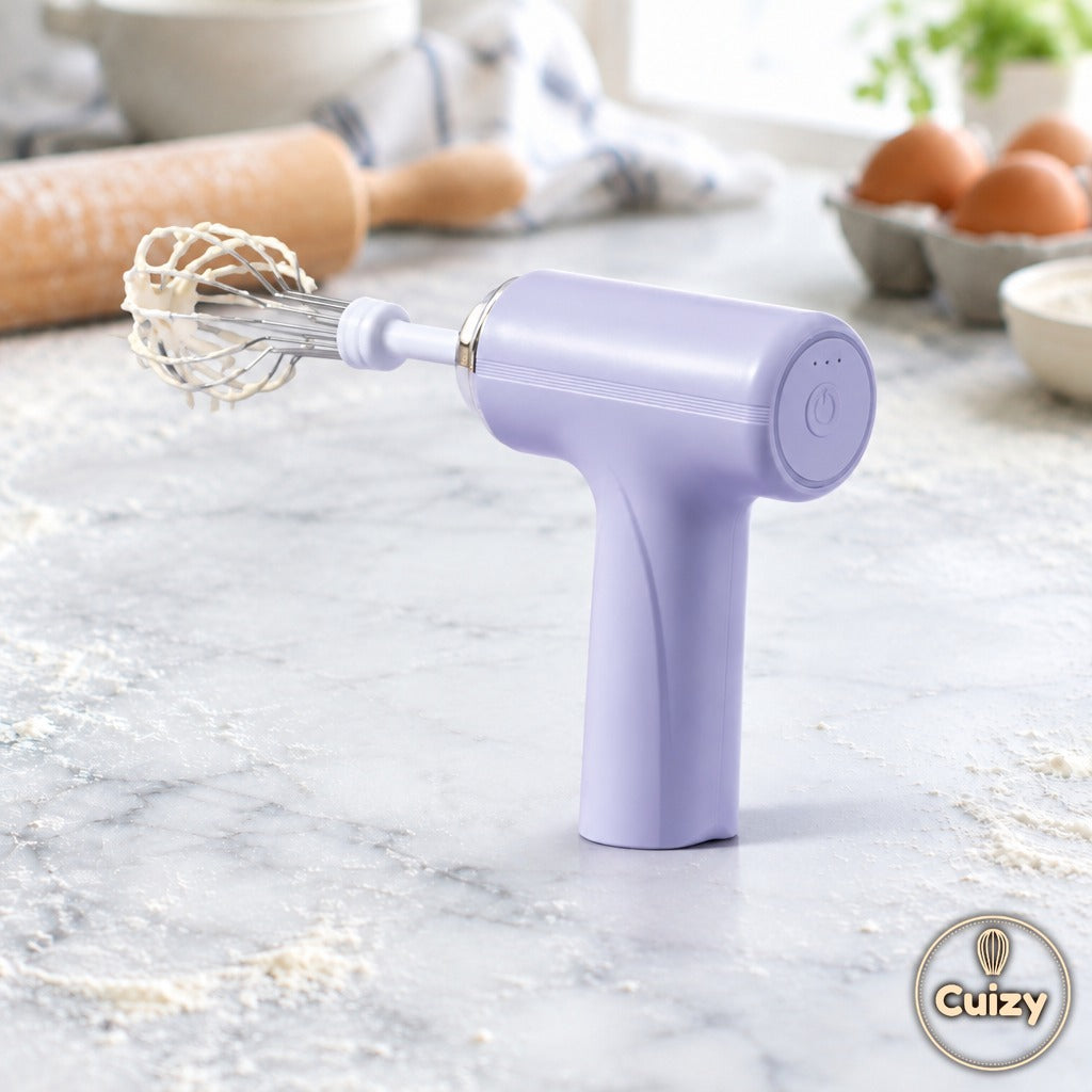 Mini fouet électrique sans fil Cuizy Whisk sur un plan de travail de pâtisserie