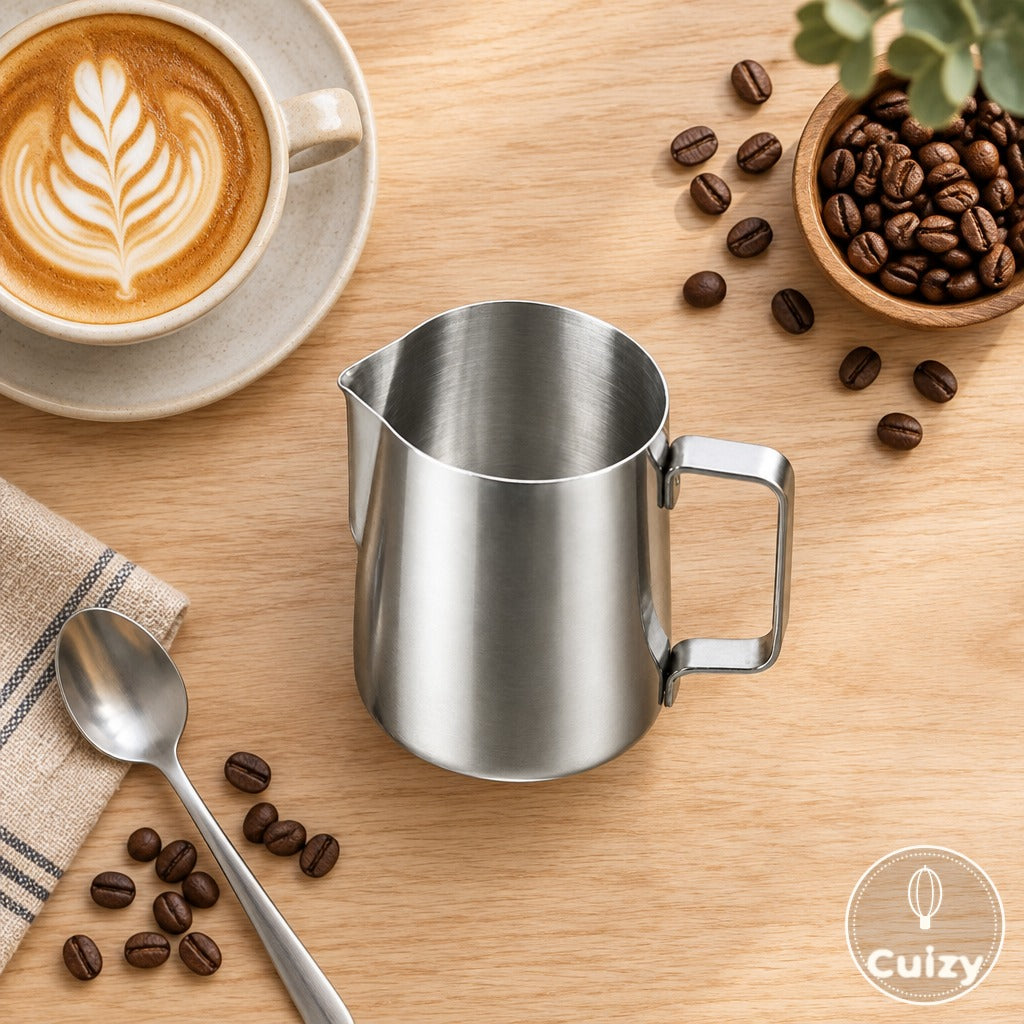 Vue du dessus du pichet Cuizy Latte et d'un latte art