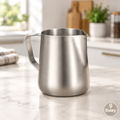 Pichet à lait en inox Cuizy Latte sur plan de travail