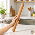 Rouleau à pâtisserie en hêtre Cuizy Roller sur plan de travail