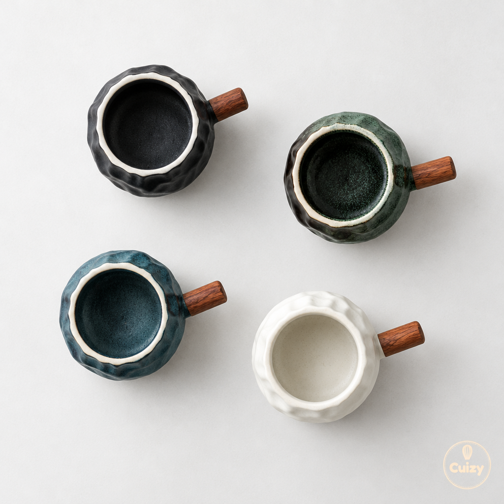Vue du dessus du mug en céramique à manche en bois