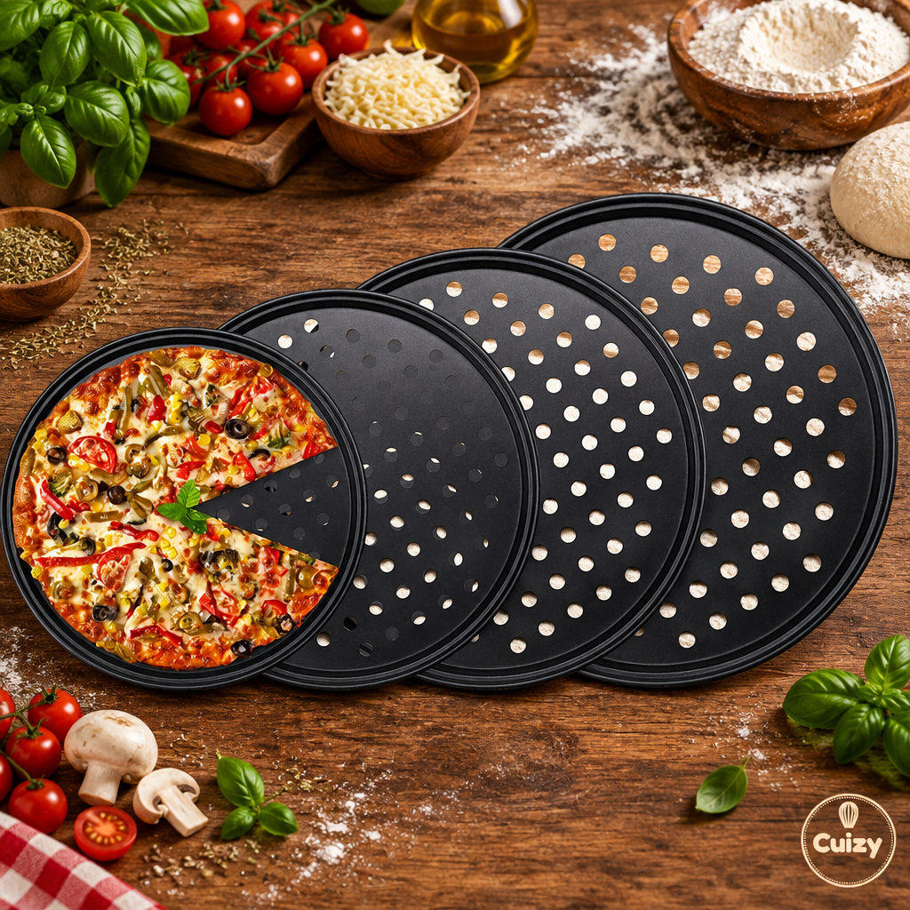Plateau à pizza sur table en bois avec ingrédients