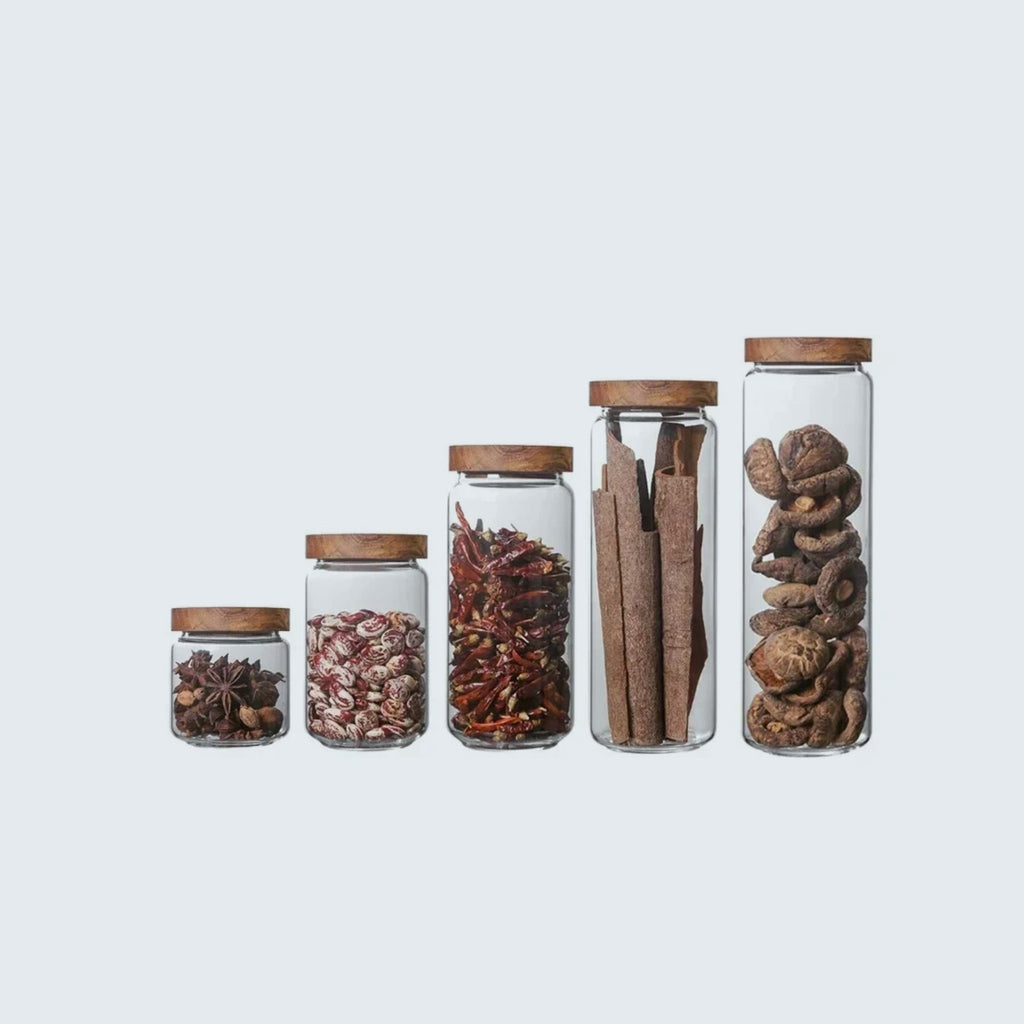Bocal de rangement en verre avec couvercle en bois Cuizy Jar sur fond neutre