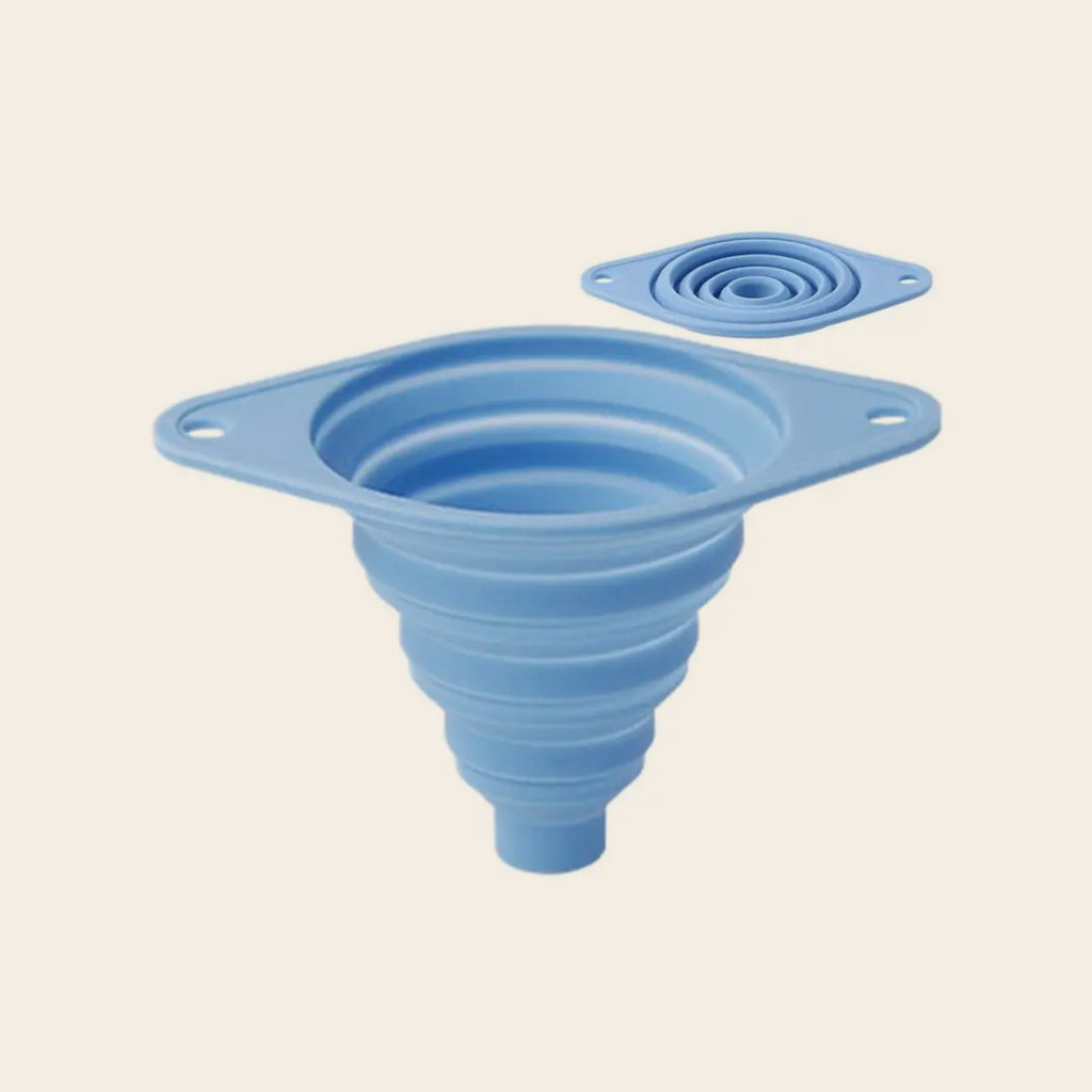 Entonnoir de cuisine pliable en silicone Cuizy Funnel sur fond neutre