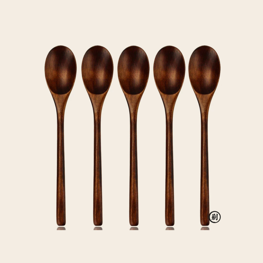 Lot de 5 cuillères en bois naturel à long manche sur fond neutre