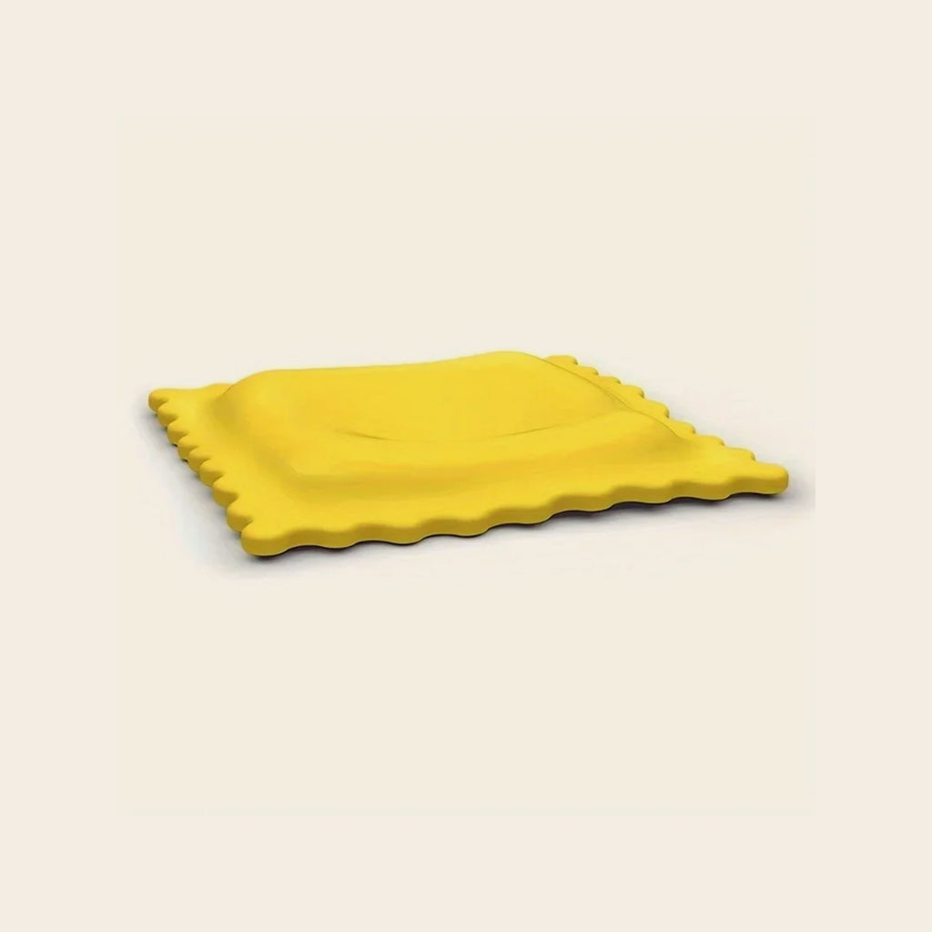 Repose-cuillère en silicone forme ravioli sur fond neutre