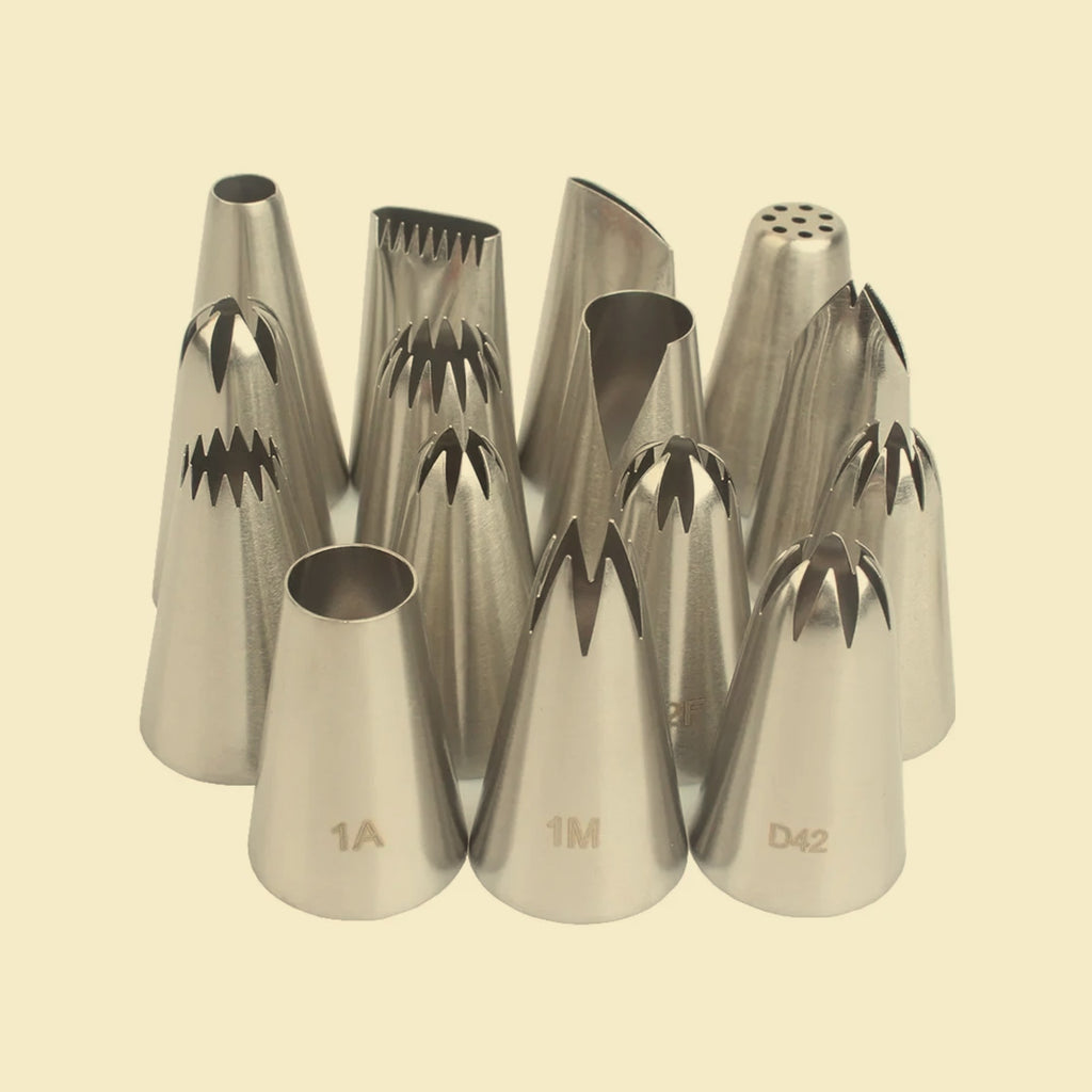 Set de douilles à pâtisserie inox sur fond neutre